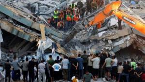 Las labores de rescate en el edificio colapsado avanzan lento, dicen las autoridades