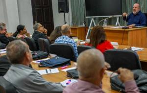 Manuel Marrero Cruz durante una reunión efectuada en la Escuela Superior de Cuadros del Estado y del Gobierno.