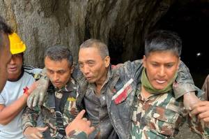 Militares trasladan a un ciudadano chino rescatado de un túnel de 225 metros en el proyecto hidroeléctrico Upper Trishuli-1, en Rasuwa, tras las inundaciones