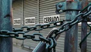 La motosierra de Milei ha provocado miles de empresas cerradas y despidos de trabajadores.