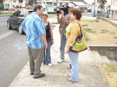 Ralph Gonsalves en diálogo con la prensa y médicos