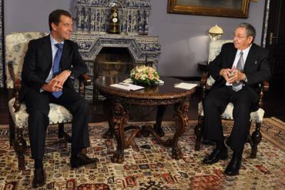 Raúl Castro y Dmitri Medvedev