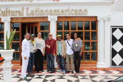 Delegación cubana frente al Centro Cultural Latinoamericano Timbalaye