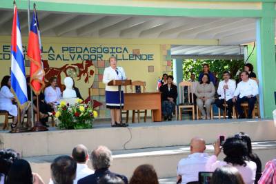 Michelle Bachelet Presidenta de Chile visita Escuela Salvador Allende