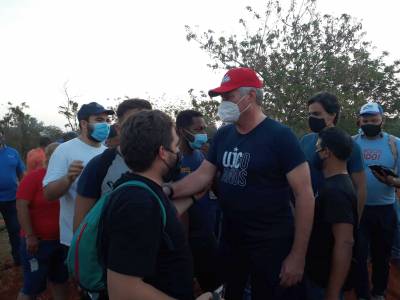 Díaz-Canel en trabajo voluntario junto a jóvenes cubanos