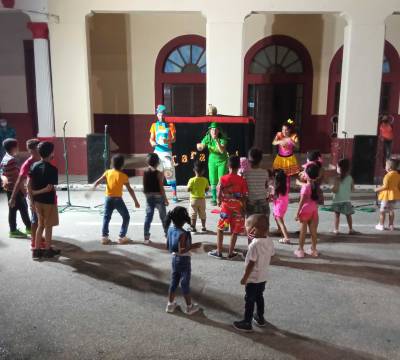 Día y noche, el público infantil bayamés participa en el ambiente de espectáculo que desborda su ciudad en la Primavera teatral. 