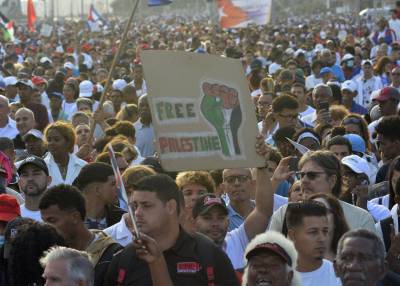 Miles de cubanos acudieron este sábado a la Tribuna Antimperialista en La Habana para denunciar los crímenes de Israel contra el pueblo de Palestina.