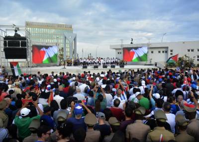 Miles de cubanos acudieron este sábado a la Tribuna Antimperialista en La Habana para denunciar los crímenes de Israel contra el pueblo de Palestina.