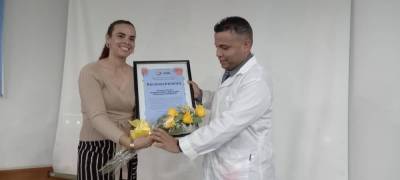 Meyvis Estévez Echeverría puso en manos de Tony Hernández Pérez, secretario general del Comité UJC de la institución, un reconocimiento a sus jóvenes médicos. 