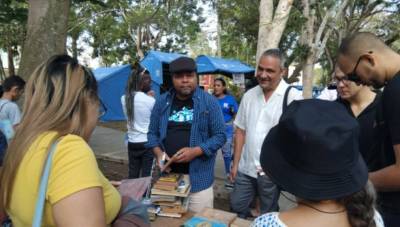 Buen ambiente juvenil en la Feria del Libro