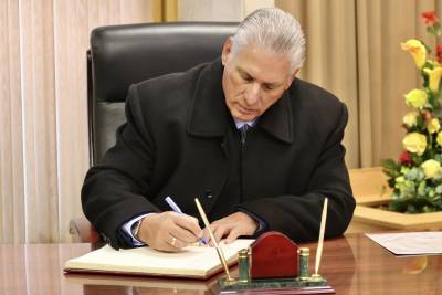 Presidente cubano rindió tributo a los heroicos soldados que murieron defendiendo la ciudad.