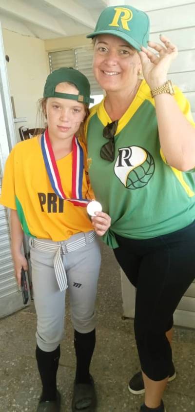 Roset Erika Miló Plasencia junto a su madre luego de que el equipo de La Palma se proclamara campeón del Torneo Nacional de las Pequeñas Ligas