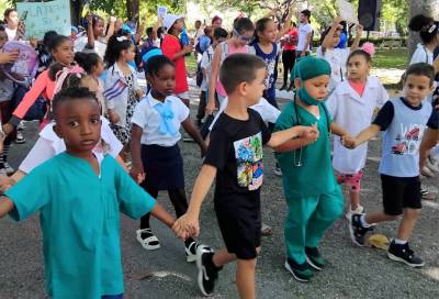 Infantes camagüeyanos en la marcha pioneril en saludo al Día Internacional de los Trabajadores