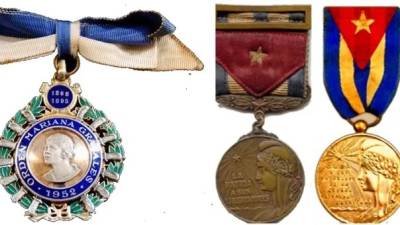 Orden Mariana Grajales, medallas de la Independencia y de los veteranos de la guerra de 1898, respectivamente.