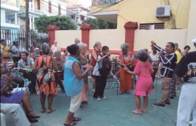 Los humildes comensales de El Rampeño olvidaron los achaques en los festejos por el Día Internacional del Adulto Mayor