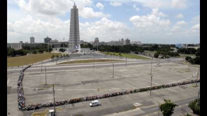 Un mar de pueblo rindió tributo a Almeida en el Memorial José Martí 