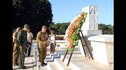 Raúl Castro en el Mausoleo de El Cacahual