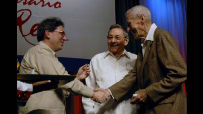 Entregan Medalla Conmemorativa 50 Aniversario del MINREX a Rafael Hernández 