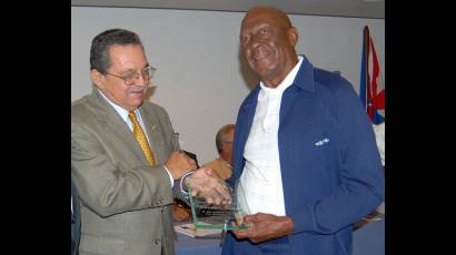 Hermes Riverí recibe reconocimiento