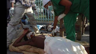 Médicos cubanos ayudan a víctimas en Haití