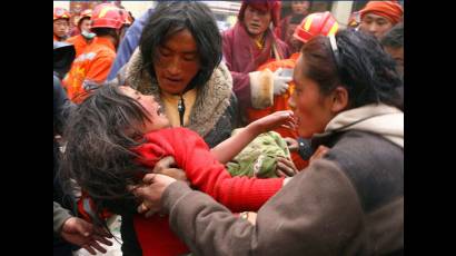 Reportan 1 944 muertos por terremoto en China