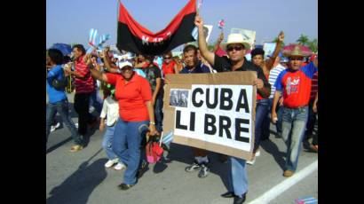 Desfile por el Primero de Mayo en Las Tunas