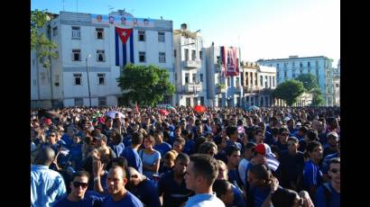 Universitarios en la Escalinata