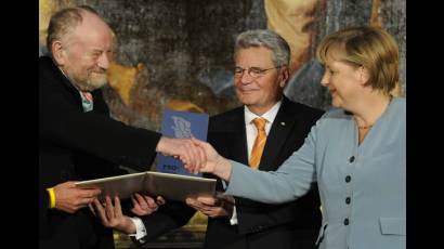 Canciller Angela Merkel y artista danés Kurt Westergaard