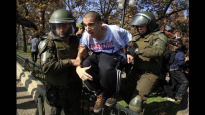 Joven es arrestado durante la manifestación