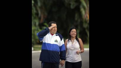 Imágen de Chávez con una de sus hijas