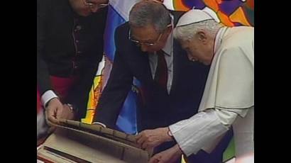 Papa Benedicto XVI y Raúl Castro intercambian obsequios 