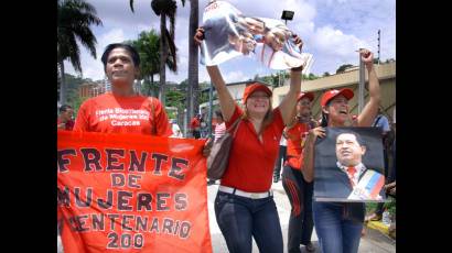 Marcha y acto frente a la embajada isleña