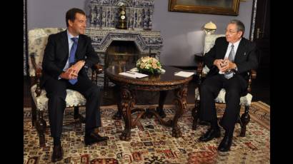 Raúl Castro y Dmitri Medvedev