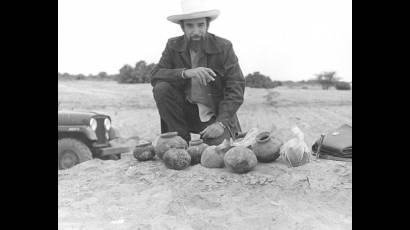 Vasijas encontradas durante sus excavaciones en Perú 