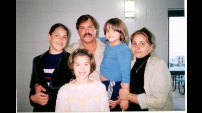 Ramón Labañino Salazar con su familia