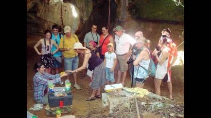 Turistas cubanos y extranjeros