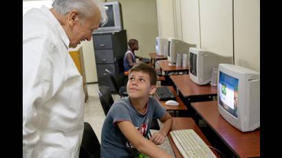 Mario Renato Menéndez visita el Palacio de Computación