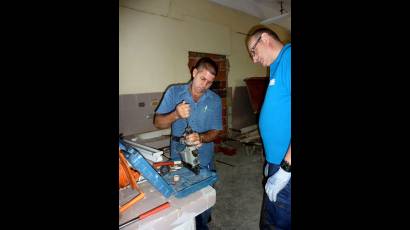 Donan laboratorio móvil a Unión Eléctrica cubana