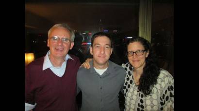 Ewen MacAskill junto a Glen Greenwald y Laura Poitras
