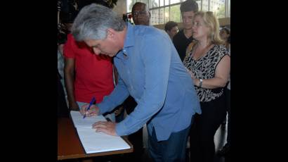 Miguel Diaz-Canel firma el libro de condolencias