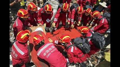 Intensifican labores de rescate tras sismo en provincia China de Yunnan