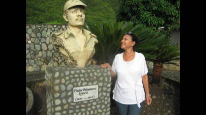 Eugenia Palomares junto al busto de su padre