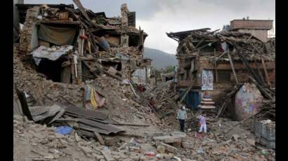 Llega a 7 557 el número de muertos por terremoto en Nepal