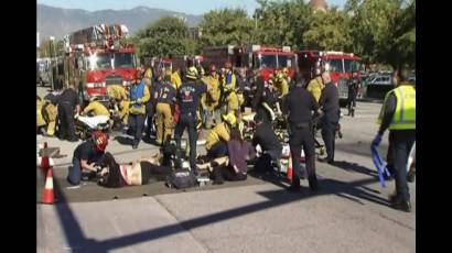 Equipos de rescate y  fuerzas policiales dan atención a heridos tras tiroteo en San Bernardino. 