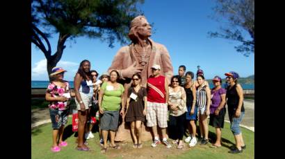 Los participantes visitaron el Monumento a Colón en Baracoa.