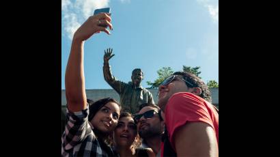 La estatua del eterno Presidente de la FEU saludará cada día a los estudiantes.
