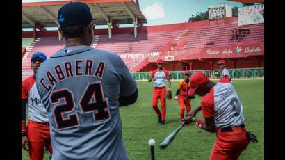 El venezolano Miguel Cabrera estuvo muy atento y corrigió la mecánica de bateo de los muchachos que participaron en la clínica. Foto: Marcelino Vázquez/ACN