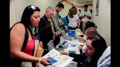 Emigrantes cubanos parten hacia Guatemala desde El Salvador