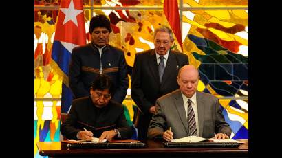 Firma de convenio Cuba-Bolivia