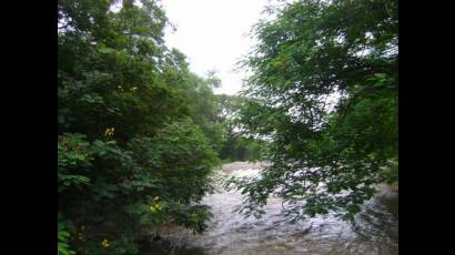 El río Guaso abrió compuertas en espera de lluvias de Matthew